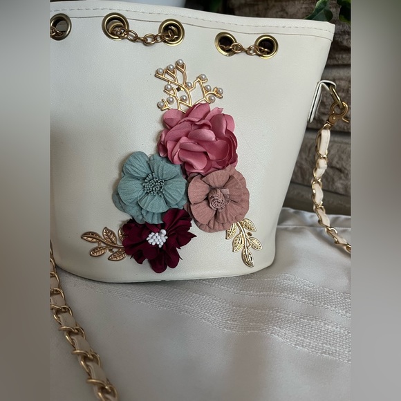 Ella and Elly flower and pearl detail purse - Picture 2 of 4